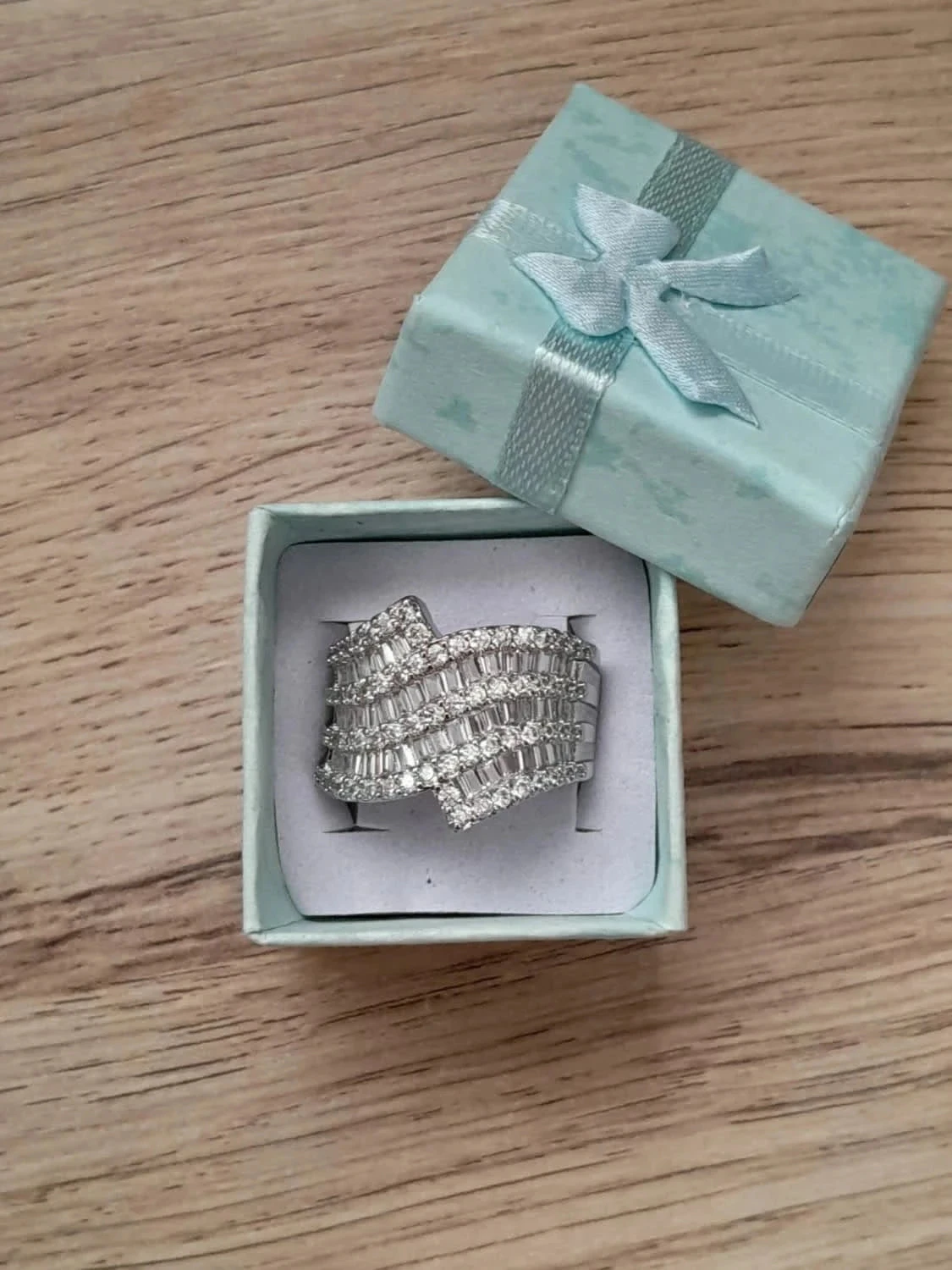 Large bague, avec strass, N°13 couleur argentée taille 60